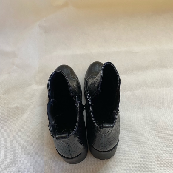 MISSGUIDED black faux leather croc boots - Picture 5 of 9